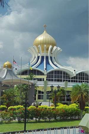 https://upload.wikimedia.org/wikipedia/commons/thumb/f/fb/MY-penang-georgetown-masjid-negeri.jpg/300px-MY-penang-georgetown-masjid-negeri.jpg